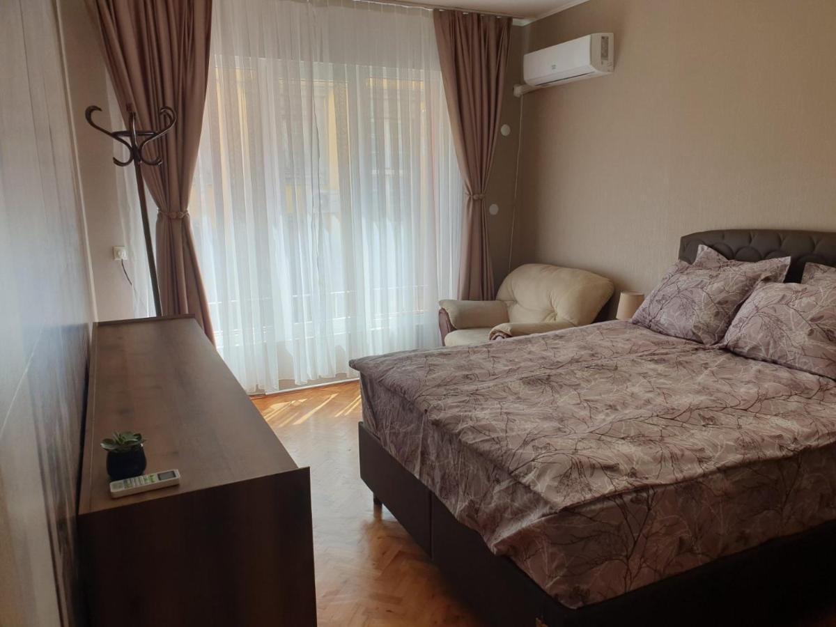 Apartment The Room Burgas Bagian luar foto